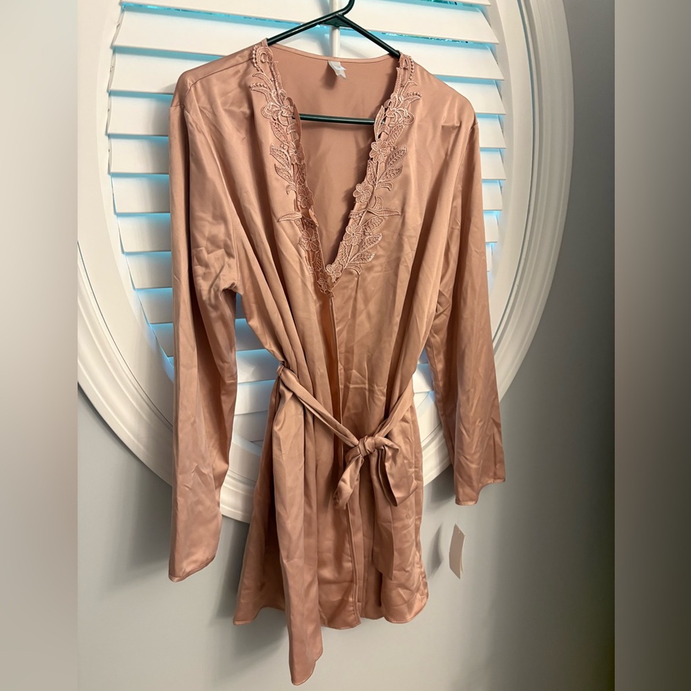 NWT Flora Nikrooz Blush Pink Satin Wrap Short Robe Women Size L/XL Sleep - Picture 2 of 6